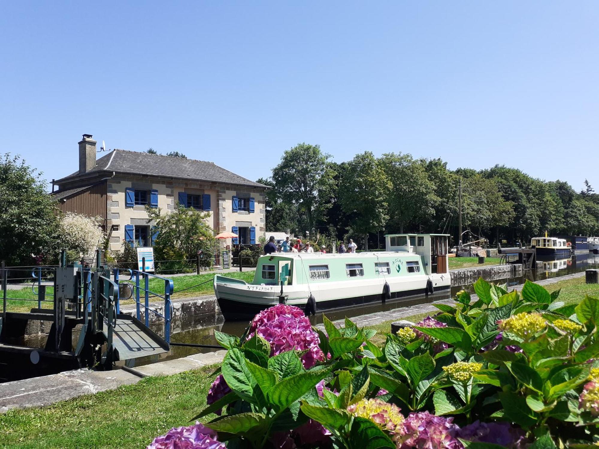 Ille Flottante, hébergements insolites sur le canal Hédé Esterno foto